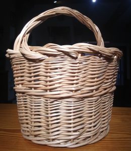 cesta de mimbre con aasa